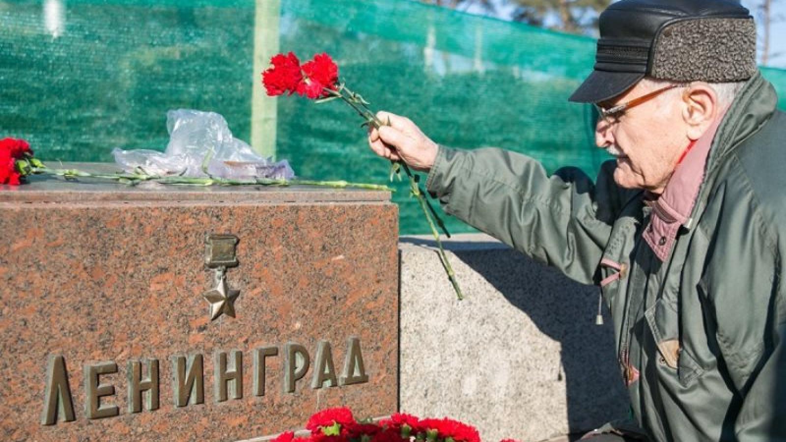 Ветераны получили выплату к 80-летию освобождения Ленинграда.