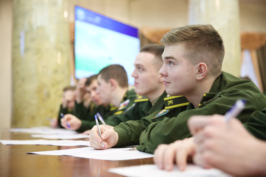 Кандидаты на поступление в высшие военно-учебные заведения.