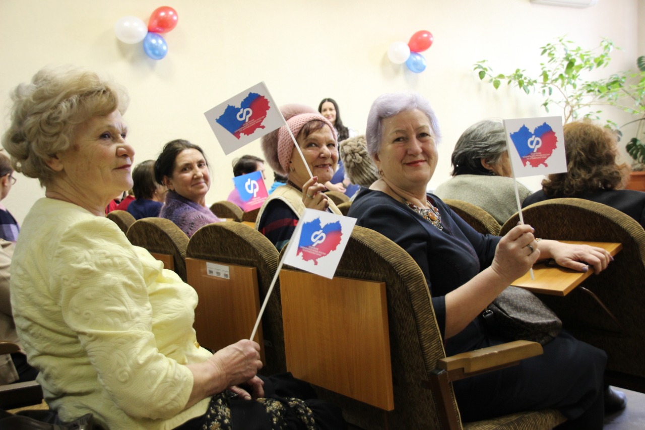 200 центров общения Социального фонда работают в России для старшего поколения.