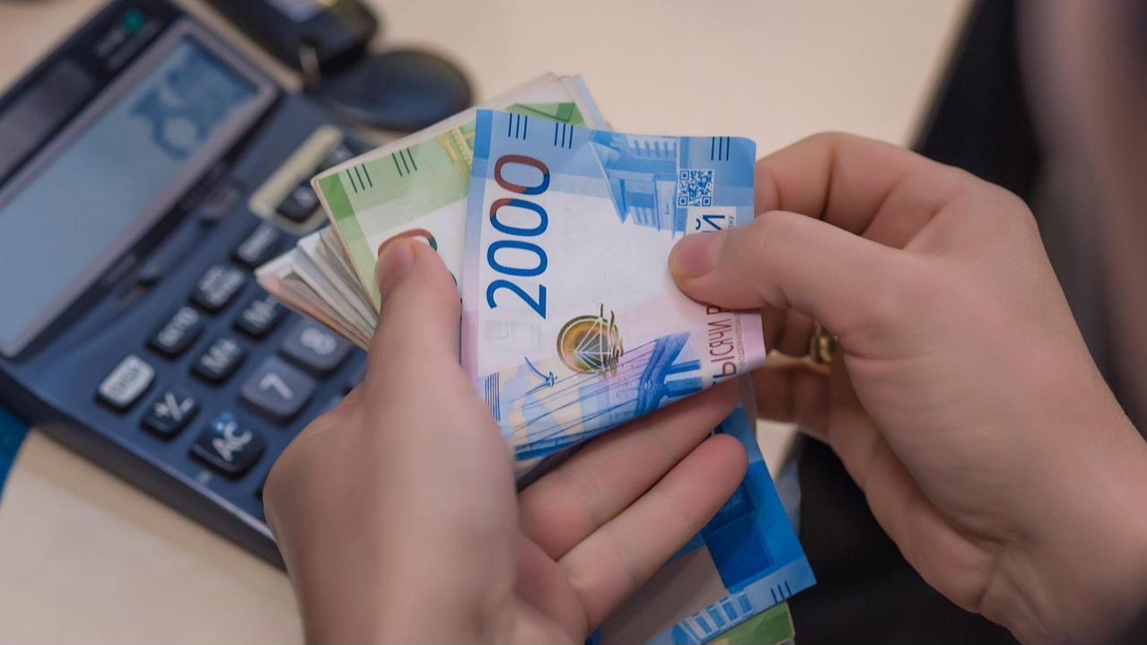 Число получателей надбавки по уходу среди пенсионеров старше 80 лет выросло на 2,4 млн человек.