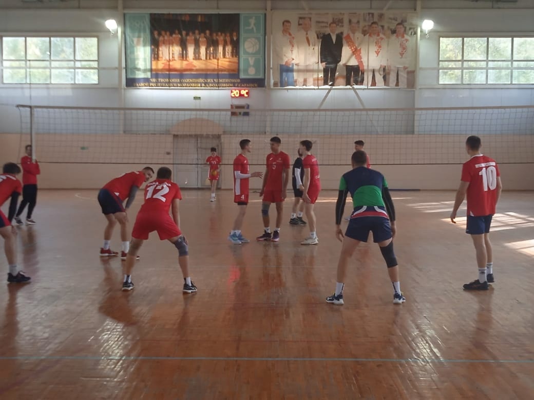 Старт турнира Мордовской любительской волейбольной лиги среди мужских команд.