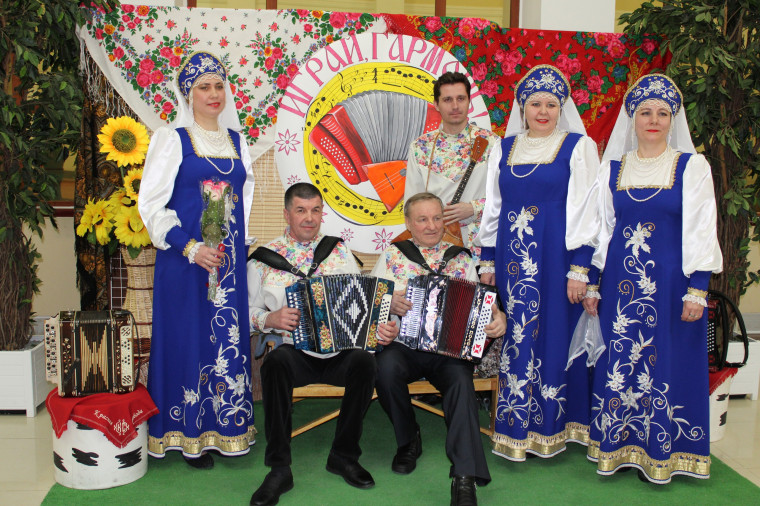 Играй, гармонь!. Играй, гармонь!.